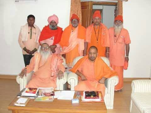 आदित्यनाथ और गुलाबनाथ के बीच संबंधों की प्रगाढ़ता का आलम ये था कि अपनी व्यस्त दिनचर्या से समय निकालकर आदित्यनाथ गुलाबनाथ से मुलाकात के लिए आते रहते थे. विसनगर आश्रम का दौरा योगी आदित्यनाथ के गुजरात प्रवास का अनिवार्य हिस्सा होता था. योगी आदित्यनाथ का आखिरी गुजरात दौरा भी गुलाबनाथ के सिलसिले में ही हुआ था. दरअसल 6 दिसंबर 2016 के दिन करीब 86 वर्ष की उम्र में गुलाबनाथ महाराज ब्रह्मलीन हो गये थे. ऐसे में उसी दिन शाम को योगी आदित्यनाथ भागे-भागे विसनगर आए और लगातार तीन दिन तक रुके. गुलाबनाथ महाराज को समाधि देने का काम भी योगी आदित्यनाथ ने ही किया, जो वर्ष 2014 में महंत अवैद्यनाथ के देहांत के बाद गोरक्ष पीठाधीश्वर भी बन चुके थे. योगी आदित्यनाथ ने ही अपने गुरुभाई गुलाबनाथ महाराज के देहांत के बाद उनके शिष्य शंकरनाथजी को चादर देकर उन्हें विसनगर पीठ का गादीपति भी नियुक्त किया.