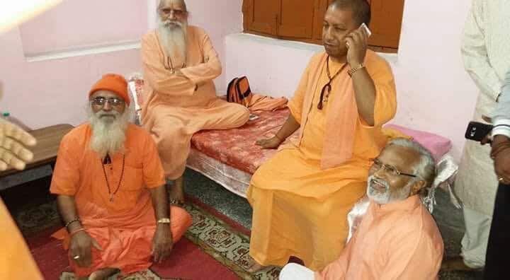 योगी आदित्यनाथ और गुलाबनाथ महाराज के प्रगाढ़ रिश्ते की इस कहानी का एक पहलू नरेंद्र मोदी से भी जुड़ा है. दरअसल गुलाबनाथ महाराज और नरेंद्र मोदी के रिश्ते भी काफी अच्छे थे. एक तो विसनगर आश्रम मोदी के गृहजिले महेसाणा का हिस्सा है, दूसरा कारण ये कि बतौर संगठन महामंत्री जब मोदी गुजरात में थे या फिर उससे पहले आरएसएस के प्रचारक के तौर पर काम कर रहे थे, धार्मिक संतों के साथ संपर्क बनाने की जिम्मेदारी उनके पास थी. ऐसे में गुलाबनाथ महाराज के साथ भी उनके करीबी रिश्ते बनते चले गये. यहां तक कि जब मोदी करीब तेरह वर्ष तक गुजरात के सीएम रहे, वो हर तीन-चार महीने पर एक बार गुलाबनाथ महाराज को फोन कर उनका हाल-चाल जान लेते थे, ये बात खुद गुलाबनाथ महाराज अपने शिष्यों को बताते थे. बहुत कम लोगों को ध्यान में होगा कि मोदी को बीजेपी ने वर्ष 2013 के सितंबर महीने में पीएम उम्मीदवार के तौर पर पेश किया, लेकिन देश के संत समाज ने अपनी तरफ से ये काम दो साल पहले 2011 में ही कर दिया था.