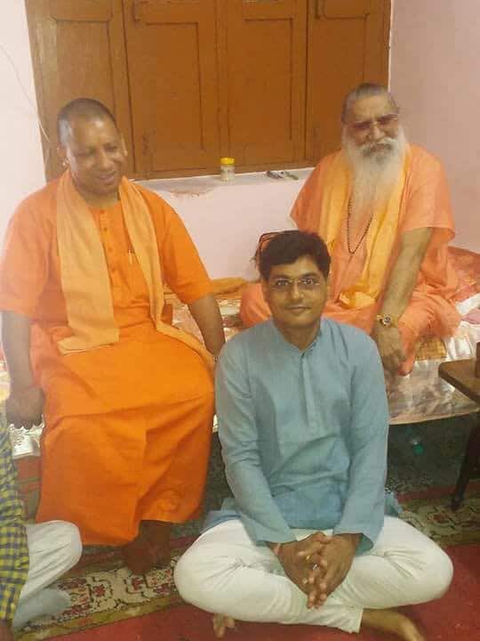 भारतीय संत सभा की बैठक 2011 में अहमदाबाद में आयोजित की गई थी, जिसमें योगी आदित्यनाथ के साथ ही गुलाबनाथ महाराज भी मौजूद थे. इसी बैठक में तमाम संतों ने मोदी को देश के प्रधानमंत्री पद के लिए सबसे सुयोग्य करार दिया था और आखिरकार वर्ष 2014 में मोदी देश के प्रधानमंत्री भी बने. ये भी एक संयोग है कि वर्ष 2016 में गोरखपुर में हुई संत सभा की एक बैठक के दौरान योगी आदित्यनाथ को यूपी का मुख्यमंत्री बनाने की मांग संतों की तरफ से की गई और आज यूपी में सत्ता की बागडोर योगी आदित्यनाथ के हाथ में आ चुकी है बतौर मुख्यमंत्री.