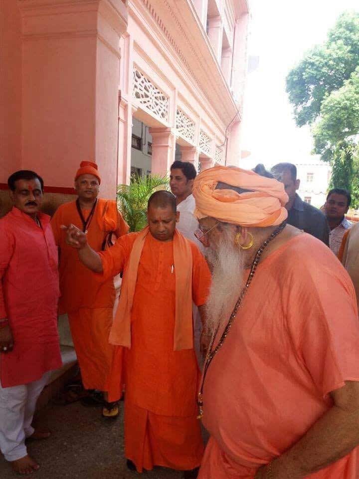 ये भी एक संयोग ही है कि जुलाई 2016 में गोरखनाथ मंदिर में ही योगी आदित्यनाथ, गुलाबनाथजी महाराज और नरेंद्र मोदी एक साथ मिले थे. उस समय प्रधानमंत्री मोदी न सिर्फ संतों की बैठक में शरीक हुए थे, बल्कि महंत अवैद्यनाथ की प्रतिमा का अनावरण भी किया था, जिनके उत्तराधिकारी बने योगी आज यूपी के मुख्यमंत्री बन चुके हैं. खास बात तो ये भी है कि खुद गुलाबनाथ महाराज अपने साथी संतों के साथ मिलकर 2014 के लोकसभा चुनावों में यूपी में मोदी के लिए प्रचार करने पहुंचे थे. यूपी में 2014 के उस लोकसभा चुनाव में बीजेपी ने 71 सीटें जीती, जिसमें वाराणसी से नरेंद्र मोदी की रिकॉर्ड जीत भी शामिल थी. मोदी के पीएम बनने की खुशी गुलाबनाथ महाराज ने मनाई थी और आज उनके परिवार के लोगों को योगी आदित्यनाथ की नई भूमिका को लेकर खुशी है. गुलाबनाथ महाराज के बड़े भाई जुमा खान, जो अब 93 वर्ष के हो चुके हैं, उन्हें अपने भाई और योगी आदित्यनाथ के करीबी संबंधों की पूरी जानकारी है. यहां तक कि जुमाखान का बेटा दिलावर, जो पत्थर तोड़ने वाली मशीनें बनाने की फैक्ट्री चलाता है, उसे भी इस बात की खुशी है कि उसके चाचा जिस नाथ संप्रदाय के संत थे, उसी नाथ संप्रदाय के सबसे प्रमुख संत के पास अब देश के सबसे बड़े राज्य की कमान है.