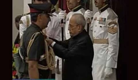सर्जिकल स्ट्राइक के नायकों को राष्ट्रपति ने वीरता पुरस्कार से सम्मानित किया सर्जिकल स्ट्राइक के नायकों को राष्ट्रपति ने वीरता पुरस्कार से सम्मानित किया
