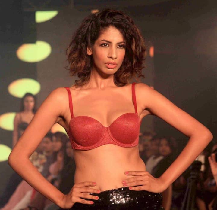 इन तस्वीरों में आप Triumph ब्रांड की लाउंजरी रेंज देख सकते हैं.