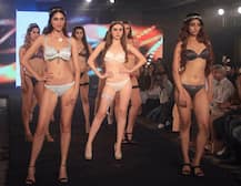 Triumph ब्रांड की लाउंजरी में मॉडल्स ने रैंप पर की चहलकदमी!