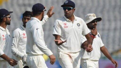 इससे पहले वह 892 अंक के साथ अश्विन के साथ संयुक्त शीर्ष पर काबिज थे. अब अगर वो 6 अंक और हासिल कर लेते हैं तो वो अश्विन के सर्वाधिक 904 अंकों से आगे निकलने वाले पहले भारतीय गेंदबाज़ भी बन जाएंगे.