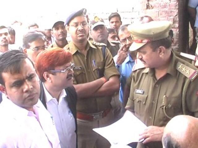 सूबे के मुखिया योगी आदित्यनाथ द्वारा स्लाटर हाउसों को बंद किये जाने के फरमान के बाद से प्रदेश भर में पुलिस प्रशासन द्वारा इस ओर तेजी से कार्य किये जाने शुरू हो गए है. जिसका सबसे बड़ा असर प्रधानमंत्री के संसदीय क्षेत्र वाराणसी के जैतपुरा थाना क्षेत्र स्थित कमल गड़हा इलाके में तब देखने को मिला जब पुलिस ने वहां चोरी छिपे पशुओं को लाने और बाहर ले जाने का धंधा कर रहे एक स्लाटर हाउस पर अचानक से छापेमारी की.