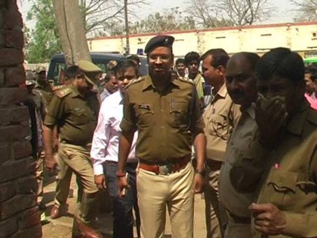 वाराणसी के जैतपुरा थाना क्षेत्र स्थित कमलगड़हा क्षेत्र में एनजीटी के आदेश से 2012 से बंद पड़े स्लाटर हॉउस में चोरी छिपे पशुओं को लाने और बाहर भेजने के चल रहे कारोबार की जानकारी मिलने पर सतर्क हुए जिला प्रशासन द्वारा एसीएम तृतीय अंजनी सिंह के नेतृत्व में वहां पुलिस द्वारा छापेमारी किया गया.