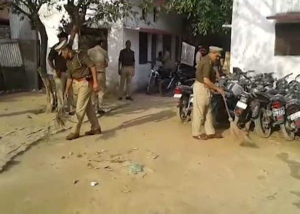 Uttar Pradesh Yogi Adityanath Govt Decison Clean India Mission In Police Stations 2 यूपी में थानों और पुलिस चौकियों में चलेगा स्वच्छता अभियान, हर शुक्रवार पुलिसवाले करेंगे सफाई