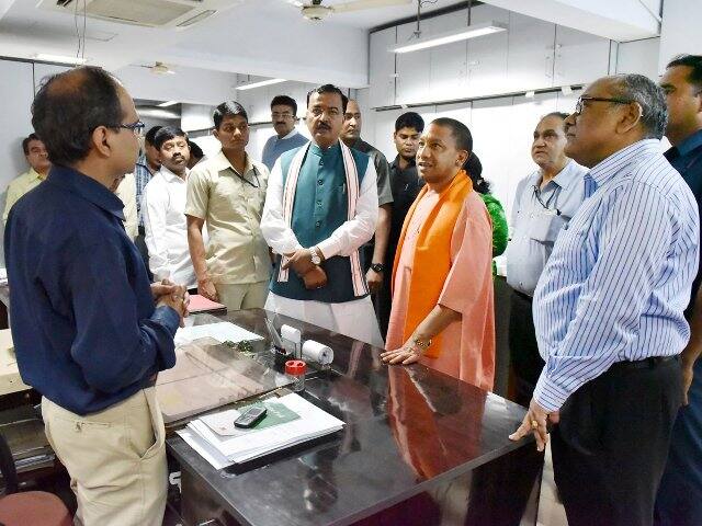 सीएम ऑफिस के मुताबिक मुख्यमंत्री आदित्यनाथ योगी ने आज लखनऊ के शास्त्री भवन में स्थित अनुभागों का निरीक्षण किया.