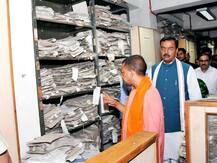 एक्शन में यूपी के सीएम आदित्यनाथ योगी, शास्त्री भवन में किया औचक निरीक्षण