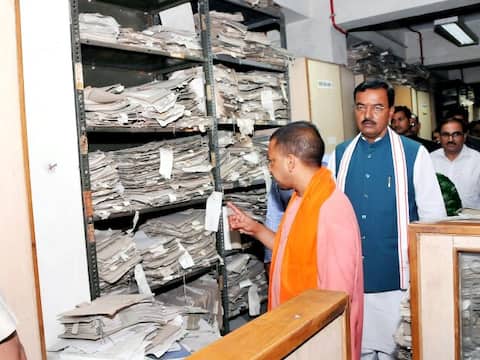 एक्शन में यूपी के सीएम आदित्यनाथ योगी, शास्त्री भवन में किया औचक निरीक्षण एक्शन में यूपी के सीएम आदित्यनाथ योगी, शास्त्री भवन में किया औचक निरीक्षण
