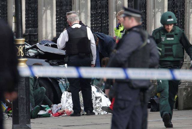 Four People Dead Suspect Killed In London Terror Attack लंदन में संसद के पास आतंकी हमले में 5 की मौत, 40 जख्मी, मोदी ने जताया दुख