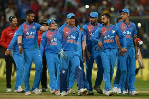 ग्रेड ए: विराट कोहली, महेंद्र सिंह धोनी, रविचंद्रन अश्विन, अजिंक्य रहाणे, चेतेश्वर पुजारा, रविंद्र जडेजा और मुरली विजय.