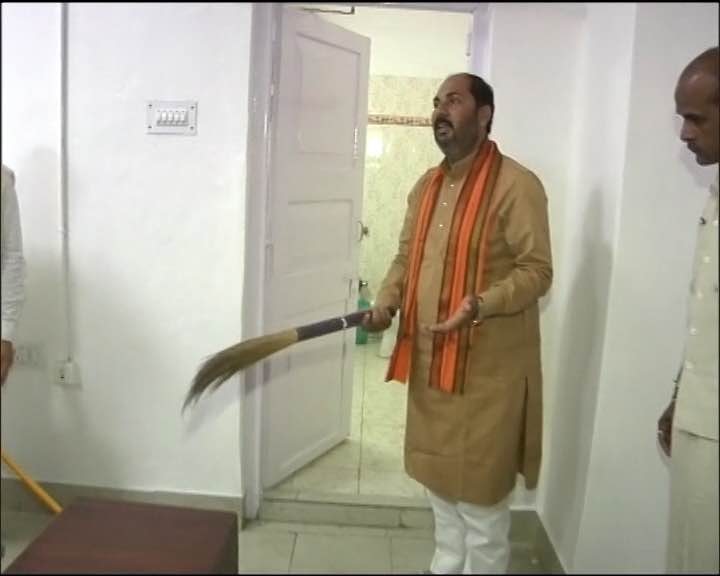 Up Minister Himself Hold Broom In Office For Clean India Mission अब 'एक्शन' में योगी के मंत्री : दफ्तर में खुद उठाई झाड़ू, कर्मचारियों को शपथ भी दिलाई