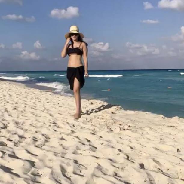 इस हॉलीडे के दौरान वे अर्से बाद ब्लैक बिकनी में नज़र आईं.