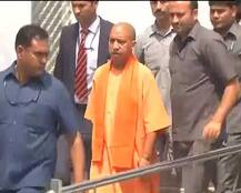 एसिड अटैक की शिकार लड़की से मिलने अस्पताल पहुंचे सीएम योगी, एक लाख रुपए के मदद का ऐलान