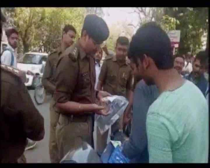  यूपी में पुलिस के एंटी रोमियो दल की कार्रवाई जारी है. यूपी के कई जिलों में एंटी रोमियो दल ने छेड़खानी के आरोप में कई लोगों को पकड़ा. 