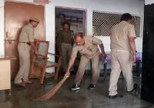 हाथों में झाडू लेकर वर्दी में थाने को चमकाते नजर आए इलाहाबाद के पुलिस वाले