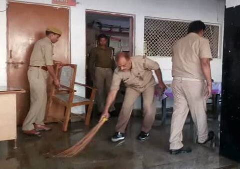 हाथों में झाडू लेकर वर्दी में थाने को चमकाते नजर आए इलाहाबाद के पुलिस वाले हाथों में झाडू लेकर वर्दी में थाने को चमकाते नजर आए इलाहाबाद के पुलिस वाले