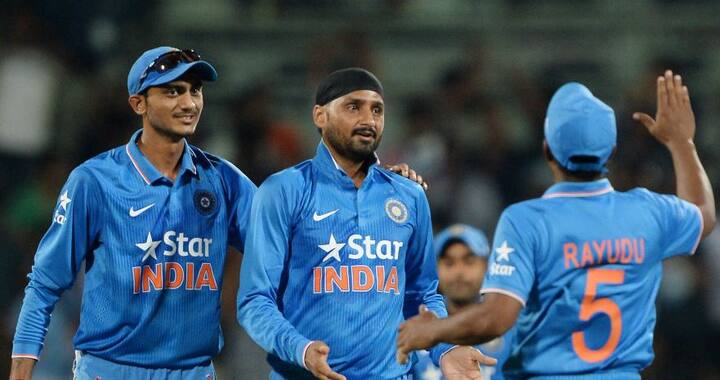 अपने टर्न के जरिए दुनियाभर के बल्लेबाजों को परेशान कर देने वाले हरभजन सिंह का नाम भी बीसीसीआई की अनुबंधित क्रिकेटरों की लिस्ट में शामिल नहीं है. भारत के लिए टेस्ट मैचों में 400 से अधिक विकेट ले चुके हरभजन ने अपना लास्ट टेस्ट श्रीलंका के खिलाफ पिछले साल खेला था. हरभजन पिछले साल बीसीआई की ग्रेड C में शामिल थे.