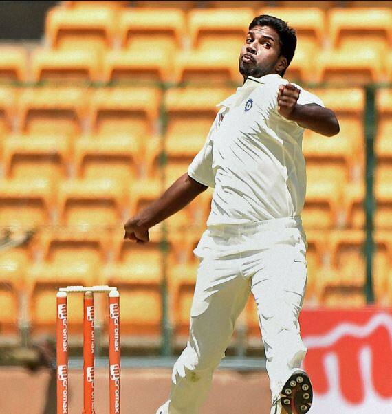  तेज गेंदबाज वरुण आरोन अधिकतर समय अपनी खराब फिटनेस से ही जूझते रहते हैं. अब वरुण आरोन को अपनी खराब फिटनेस का खामियाजा अनुबंधित क्रिकेटरों की लिस्ट से बाहर होकर उठाना पड़ेगा. वरुण पिछले साल ग्रेड सी का हिस्सा रहे हैं.