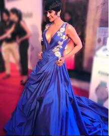 44 की मंदिरा ने अवॉर्ड शो में बिखेरा हॉटनेस का जलवा!