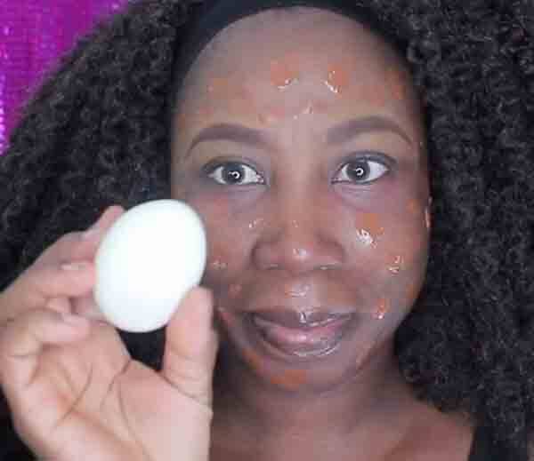 ब्यूटी ब्लॉगर कर रही हैं उबले हुए अंडे से मेकअप, देखिए ये वीडियो! Beauty Blogger Uses Hard Boiled Egg To Apply Make Up ब्यूटी ब्लॉगर कर रही हैं उबले हुए अंडे से मेकअप, देखिए ये वीडियो!