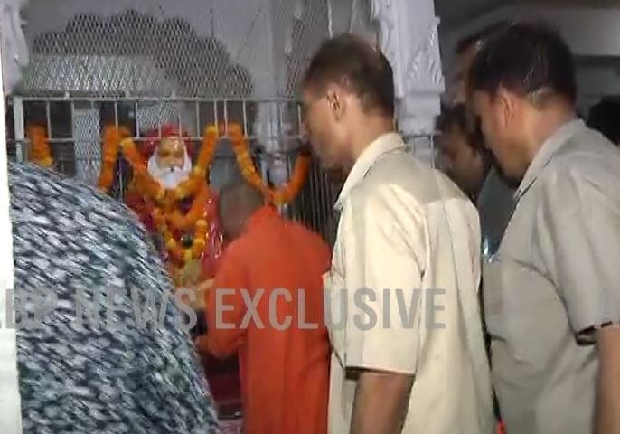 Live Uttar Pradesh Cm Adityanath Yogi In Gorakhpur सीएम आदित्यनाथ योगी ने गोरखनाथ मंदिर में की पूजा , लोगों ने लगाए जय श्रीराम के नारे