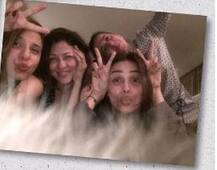 दोस्तों संग कुछ यूं मस्ती कर रही हैं मलाइका अरोड़ा खान, देखें तस्वीरें