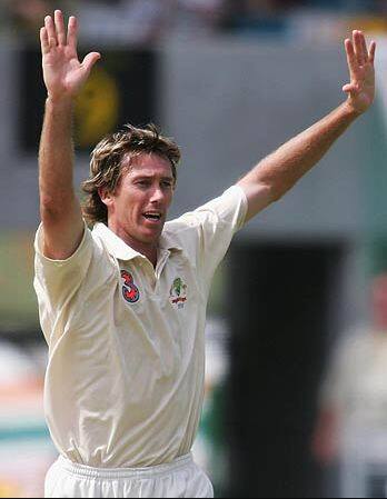 ऑस्ट्रेलिया के तेज गेंदबाज  ग्लेन मैकग्रा  के नाम एक सीजन में 66 विकेट लेने का रिकॉर्ड दर्ज है.