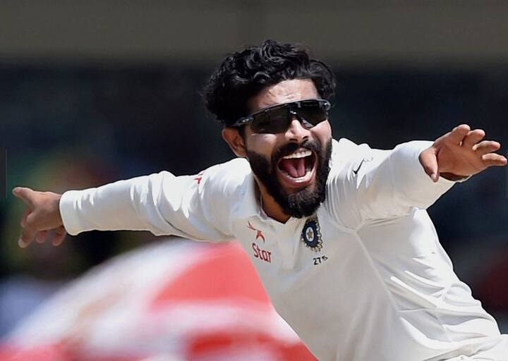 अश्विन के अलावा शानदार फॉर्म में चल रहे जडेजा भी एक सीजन में सबसे ज्यादा विकेट लेने वालों की लिस्ट में तीसरे नंबर पर आ गए हैं. जडेजा के नाम एक सीजन में 67 विकेट दर्ज हो चुके हैं.