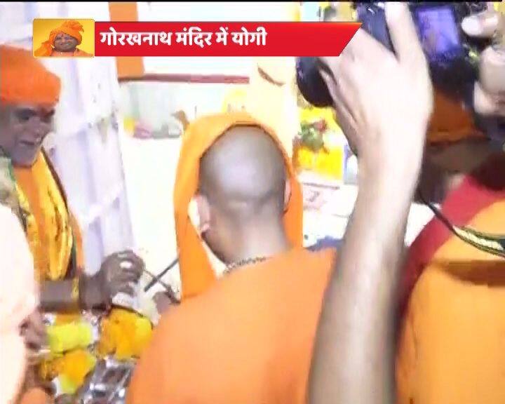  सीएम बनने के बाद पहली बार गोरखपुर पहुंचे आदित्यनाथ योगी ने गोरखनाथ मंदिर पहुंच कर भगवान की पूजा-अर्चना की. आगे की स्लाइड्स में देखें योगी की गोरखपुर के मंदिर में पूजा करते हुए तस्वीरें...