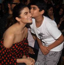 डांस स्कूल पहुंची आलिया को देखकर झूम उठे बच्चे, देखें तस्वीरें