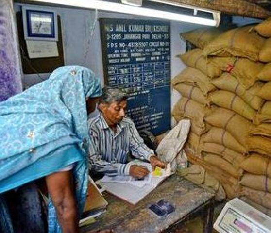 सरकारी दुकानों पर राशन कार्ड के जरिए मिलने वाली चीजों के लिए भी आधार कार्ड लागू करने का फैसला किया गया है. अगर आपको पास आधार कार्ड नहीं है तो 30 जून से पहले उसे बनवा लें और अपने राशन कार्ड के साथ लिंक करवा लें.