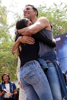 ..जब सुपरस्टार अक्षय कुमार से गले मिलकर फूट-फूट कर रोने लगी यह लड़की...!