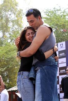 ..जब सुपरस्टार अक्षय कुमार से गले मिलकर फूट-फूट कर रोने लगी यह लड़की...!