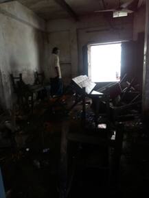 वाराणसी: देसी शराब के ठेके को बंद करवाने के लिए सड़कों पर उतरीं महिलाएं, देखें तस्वीरें...