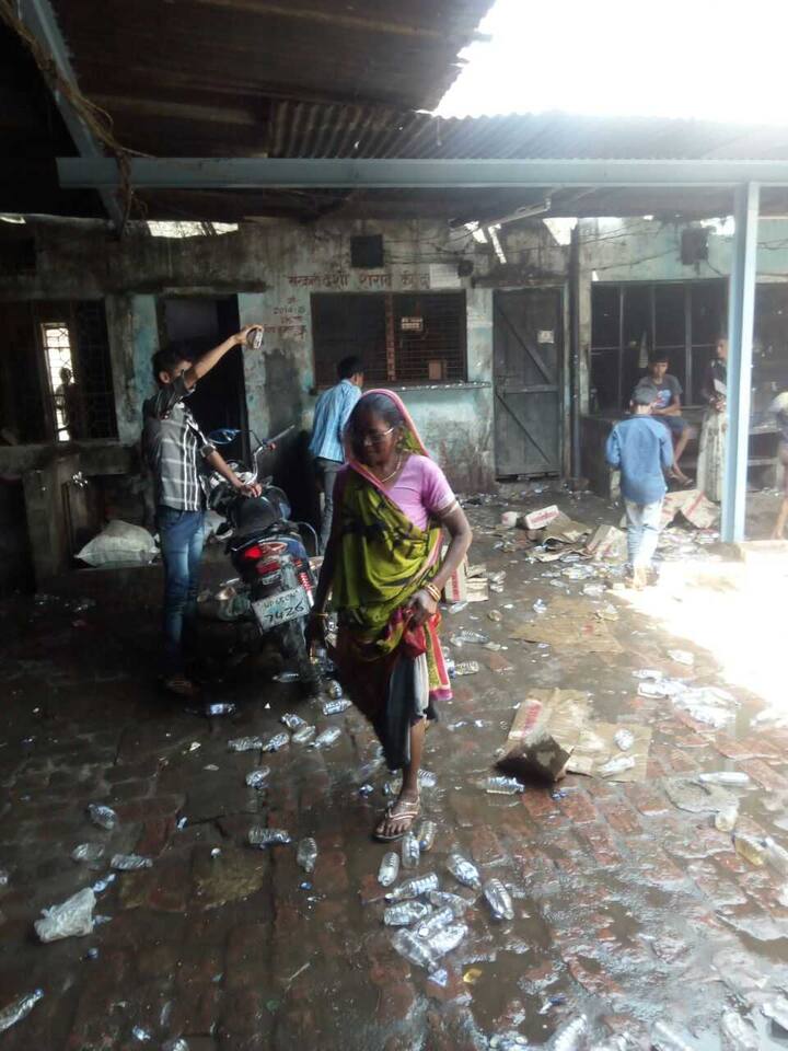 उत्तर प्रदेश में सरकार बनाते ही सीएम आदित्यनाथ योगी कई घोषणाएं की थीं जिसमें सार्वजनिक स्थानों पर शराब पीने वालों के खिलाफ अभियान चलाने की बात कही थी.