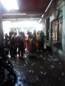 वाराणसी: देसी शराब के ठेके को बंद करवाने के लिए सड़कों पर उतरीं महिलाएं, देखें तस्वीरें...