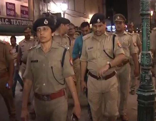Uttar Pradesh Police Will Do Patrolling Daily सीएम योगी के आदेश के बाद एक्शन में यूपी पुलिस, कई शहरों के बाजारों में किया पैदल मार्च