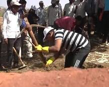 मिसाल: नासिक के कलेक्टर और सीओ ने शौचालय बनाने के लिए खुद चलाया फावड़ा