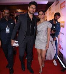 VIDEO: एचटी अवॉर्ड्स से निकलते वक्त हाथों में हाथ डालें नजर आए आलिया और सिद्धार्थ