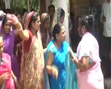 शर्मनाक : महिला टीचर को स्कूल में घुसकर पीटा, महिलाओं ने मुंह में लगाई कालिख