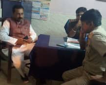 CM योगी के विधायक भी \'एक्शन\' में, \'वसूली\' कर रहे पुलिसवालों को MLA ने दबोचा