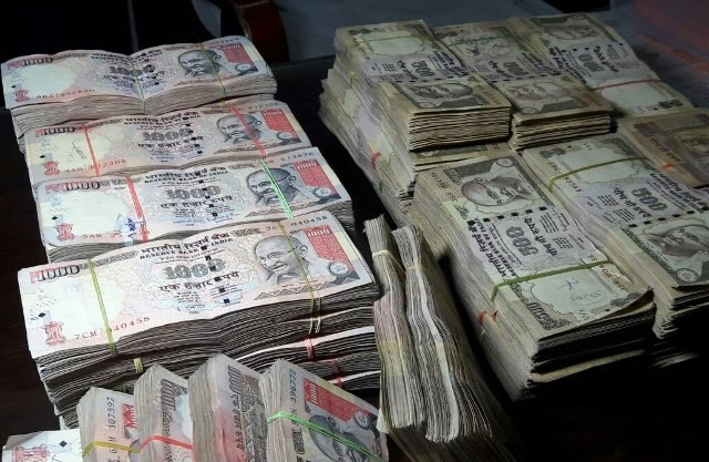 Note Ban Rs 10 Crore In Old Currency Notes Seized दिल्ली, गुजरात और हैदराबाद में जब्त किए गए करोड़ों रुपए के पुराने नोट, 10 गिरफ्तार