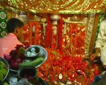 चैत्र नवरात्र पर इलाहाबाद के देवी मंदिरों में उमड़ी भीड़