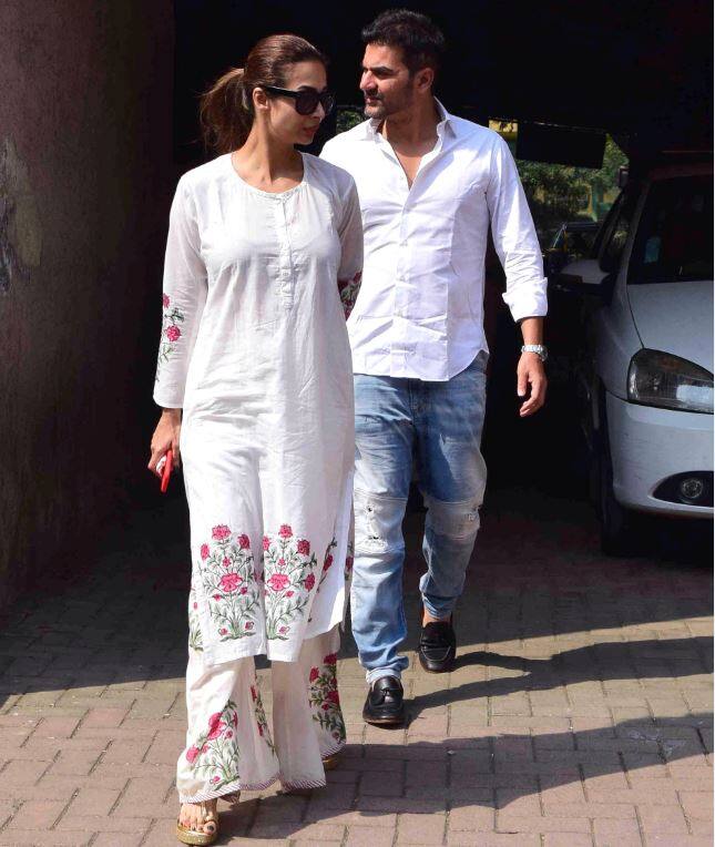 ये तस्वीरें उस वक्त की हैं जब अरबाज और मलाइका तलाक की सुनवाई के लिए कोर्ट पहुंचे थे. अरबाज और मलाइका की शादी 1998 में हुई थी. शादी के 18 साल बाद अरबाज और मलाइका ने पिछले साल अलग होने का फैसला कर लिया.