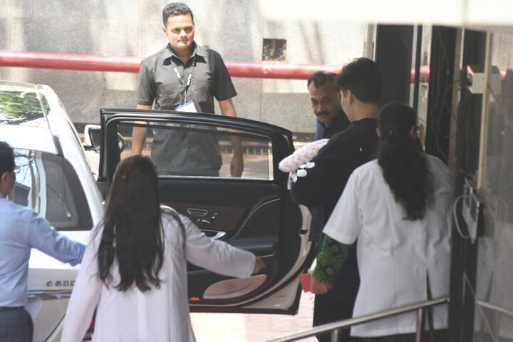 दो दिन पहले ही करन जौहर ने ट्वीट करके कहा था कि वो जल्द ही अपने बच्चों की तस्वीर शेयर करेंगे लेकिन वे इसके लिए सही वक्त का इंतजार कर रहे हैं. (Photo: Manav Mangalani)