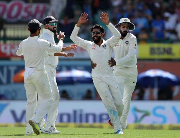 रविन्द्र जडेजा ने इस टेस्ट सीजन में शानदार प्रदर्शन के जरिए टीम को कई अहम मौकों पर जीत दिलाई. अश्विन के साथ जडेजा ने भी गेंद और बल्ले दोनों से कमाल का प्रदर्शन किया. जडेजा ने 13 टेस्ट मैचों में 71 विकेट अपने नाम किए साथ ही 6 अर्धशतकों समेत 565 रन बनाए. (All Photos-@BCCI)