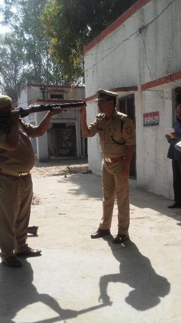 आपको बता दें कि ये पुलिस वाला अपने अफ़सर को गोली नहीं मार रहा है. बल्कि लखनऊ के IG सतीश गणेश ने आज पुलिस लाईन जा कर 303 रायफ़ल की सफ़ाई की जांच की.