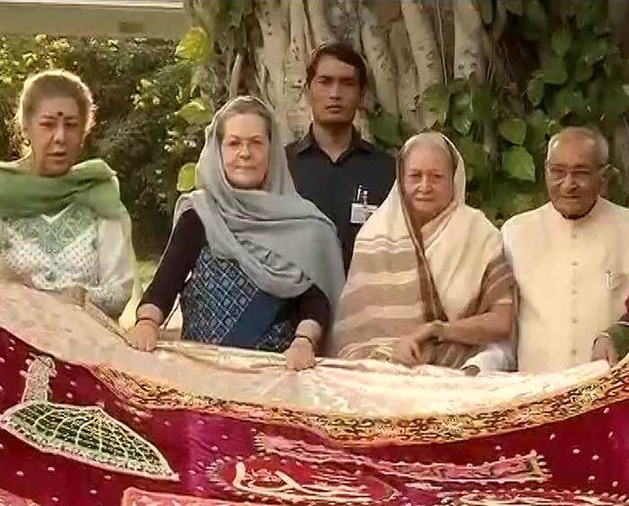 कांग्रेस अध्यक्ष सोनिया गांधी ने अजमेर में ख्वाजा की दरगाह के लिए भेजी चादर Sonia Gandhi Sends Chadar To Ajmer Sharif Shrine कांग्रेस अध्यक्ष सोनिया गांधी ने अजमेर में ख्वाजा की दरगाह के लिए भेजी चादर